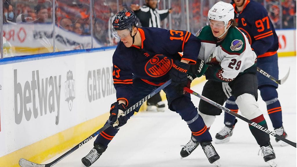 Jesse Puljujärvi esitteli Arizonaa vastaan kiekollisia taitojaan ja myös fyysistä puoltaan.