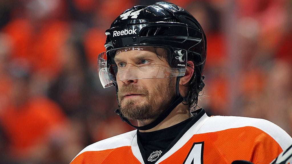Kimmo Timonen taisteli pudotuspeleissä polvivamman kanssa.