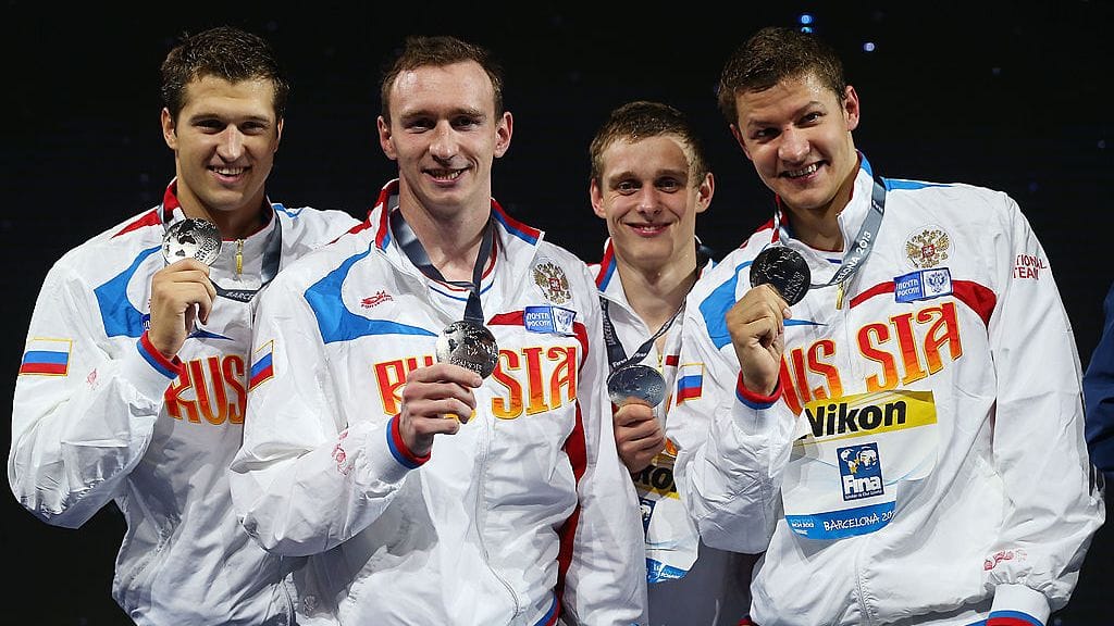 Artjom Lobuzov (takana, toinen oik.) oli juhlimassa Venäjän MM-hopeaa vuoden 2014 Barcelonan vapaauintiviestijoukkueessa.
