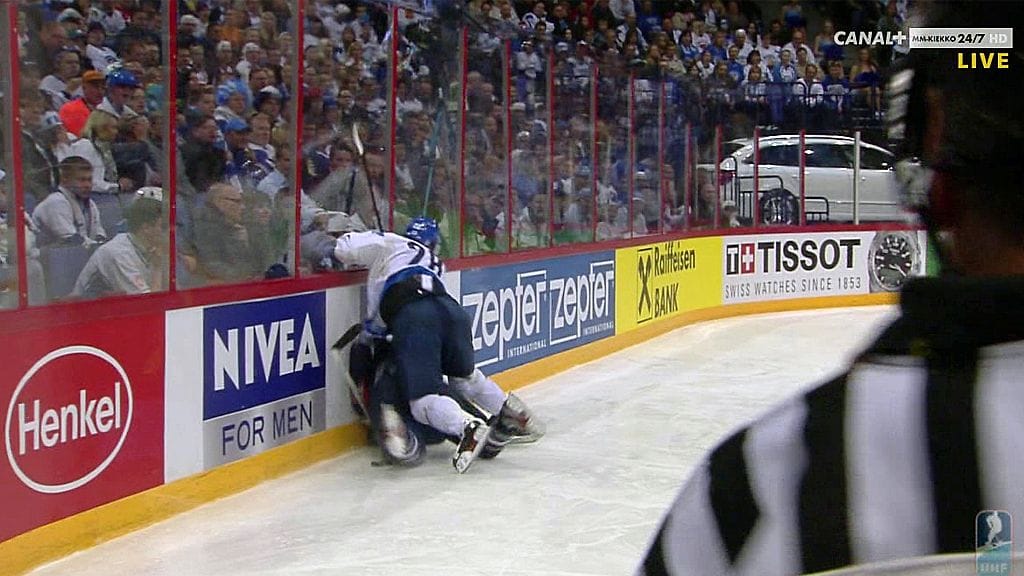 Anssi Salmela on taklannut Alex Golikoskia.i