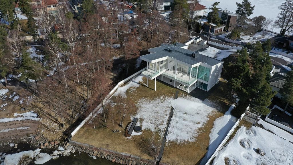 Kirsti Paakkanen omisti muun muassa hulppean merenrantatalon Espoossa.