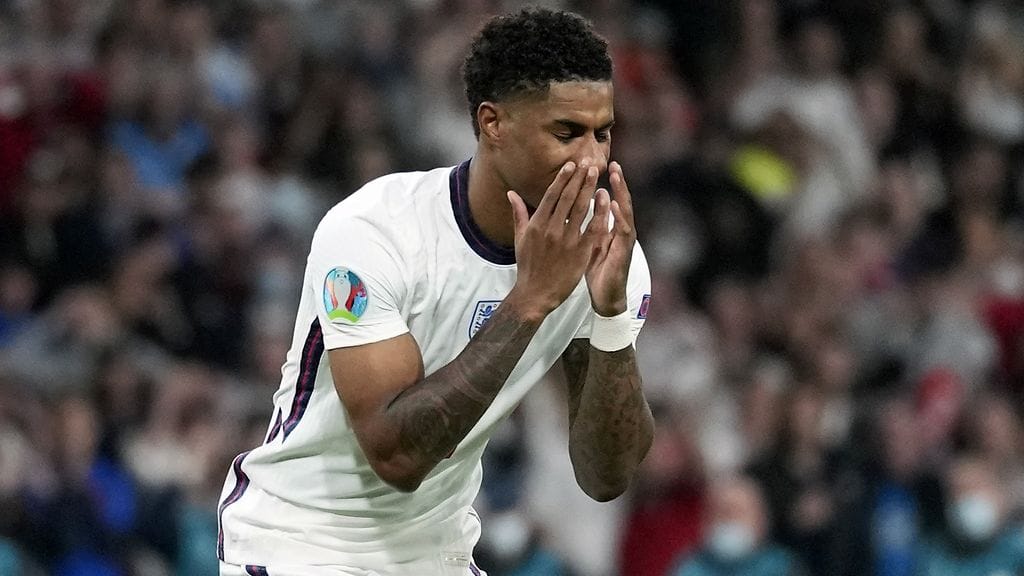 Marcus Rashford joutui rasististen solvausten kohteeksi epäonnistuttuaan EM-finaalissa rangaistuspotkussa.