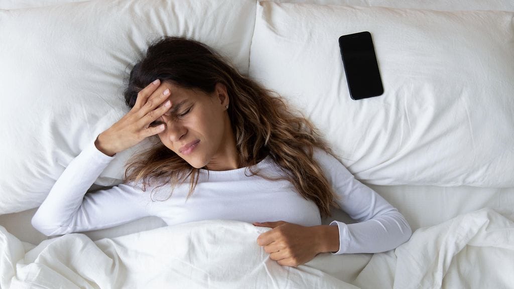 Modernit älypuhelimet säteilevät vähemmän kuin vanhat laitteet, mutta turhaa altistumista kannattaa silti välttää.