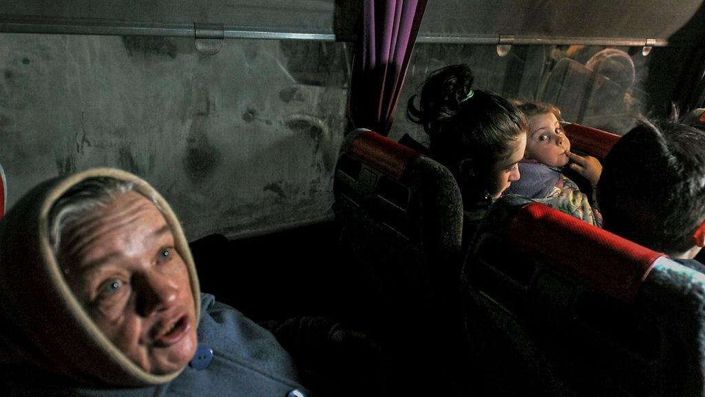 Kuvassa kerrotaan olevan Mariupolista evakuoituja matkalla Venäjälle.