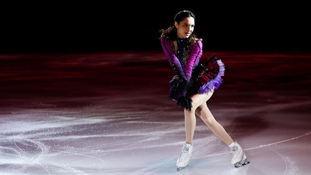 Jevgenia Medvedeva taitoluistelemassa Venäjän mestaruuskisoissa joulukuussa 2021.