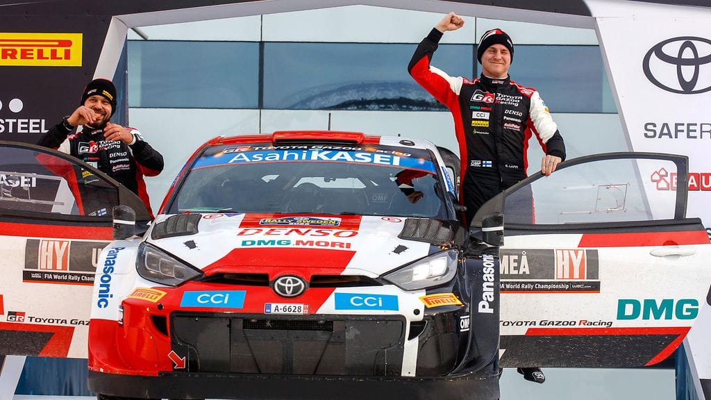 Esapekka Lappi (oik.) juhli kolmossijaa Ruotsin MM-rallissa helmikuussa.