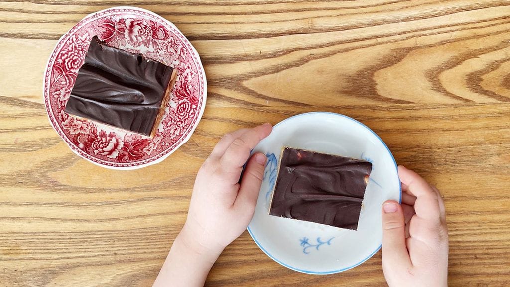 Snickerskakku on vegaaninen herkku. Halutessasi voit toki käyttää maitopohjaisia tuotteitakin.