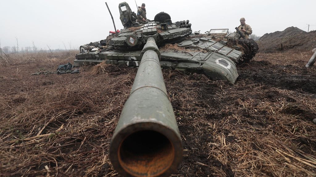 Ukrainalaisjoukkojen haltuunsa saama venäläinen taistelupanssarivaunu Ukrainassa huhtikuussa 2022.