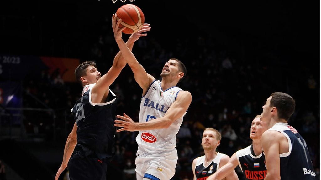 Diego Flaccadorin (valkoisessa paidassa) edustama Italia pelasi marraskuussa Pietarissa Venäjän vieraana MM-karsintaottelun, joka päättyi Venäjän 92–78-voittoon.