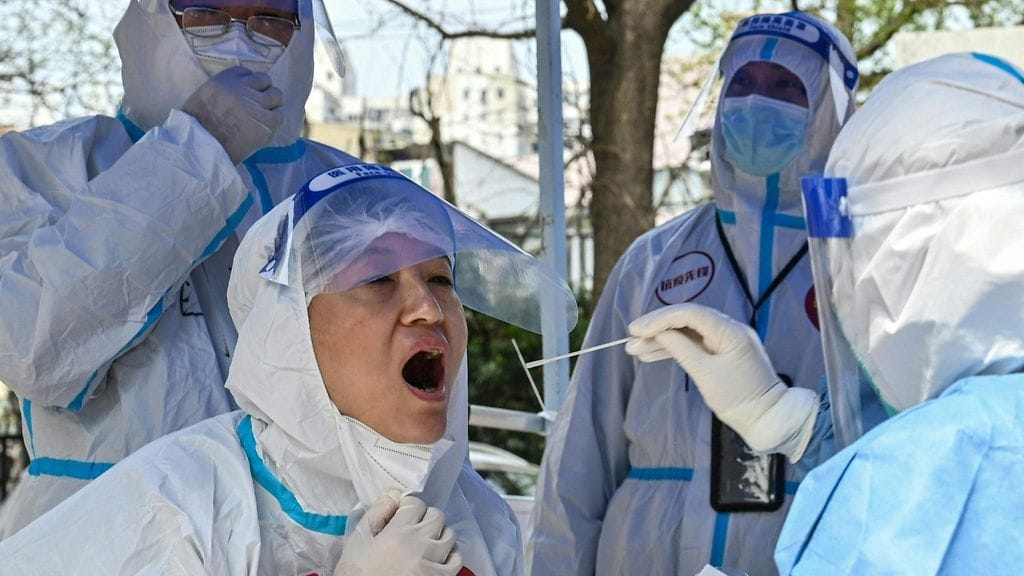 Kiinassa on pitkään vannottu massatestien nimeen – kuva Shanghaista, jossa sulkutoimia mahdollisesti pidennetään.