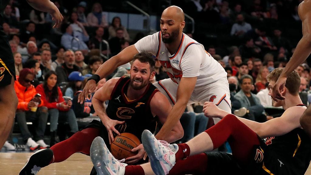 Lauri Markkanen taisteli pallosta Knicksin Taj Gibsonia vastaan yhdessä joukkuetoverinsa Kevin Loven kanssa.