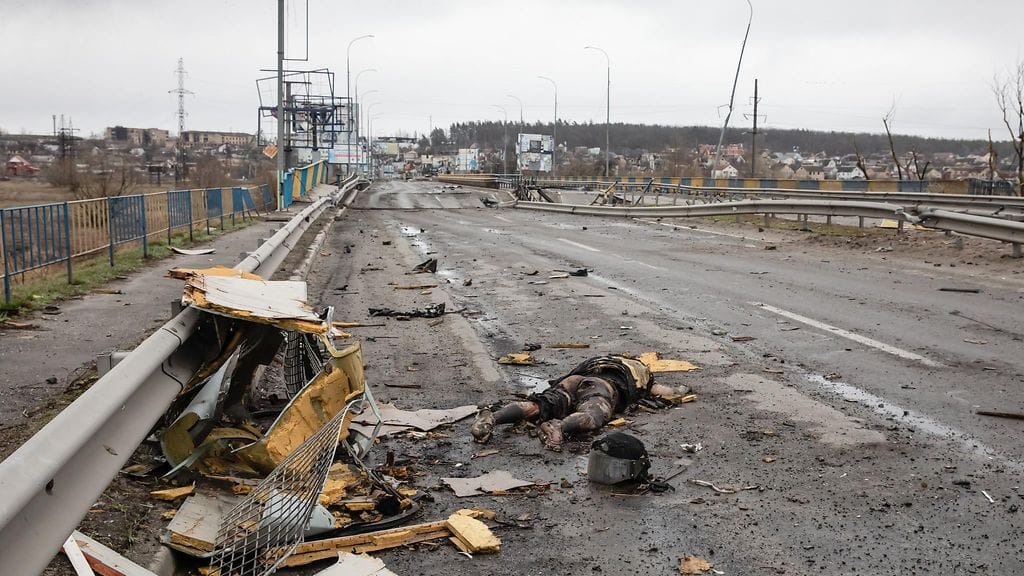 Butshan moottoritie huhtikuussa 2022. Kuvassa tapettu ukrainalainen siviili.