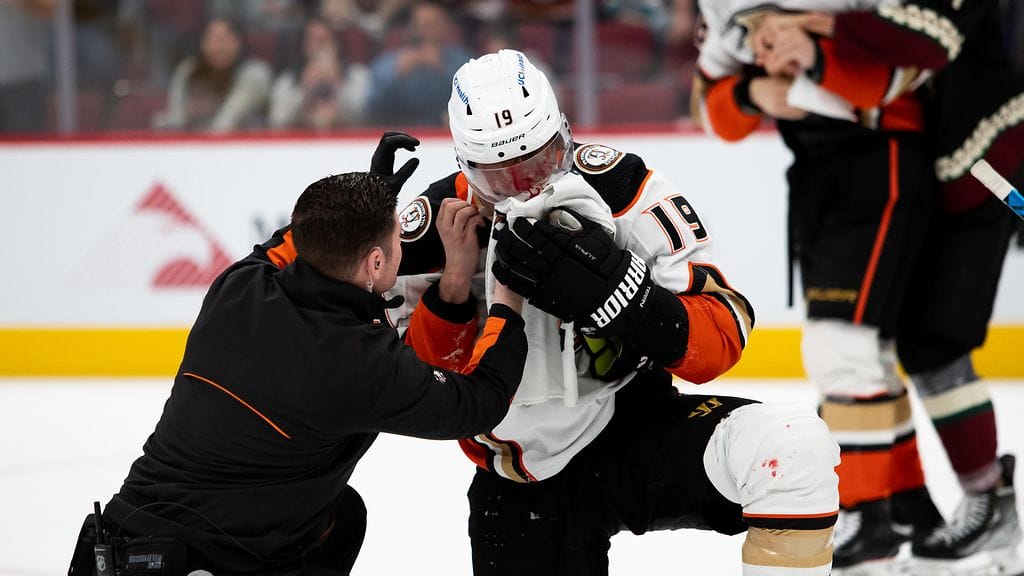 Troy Terry koki kovia Jay Beaglen käsittelyssä.