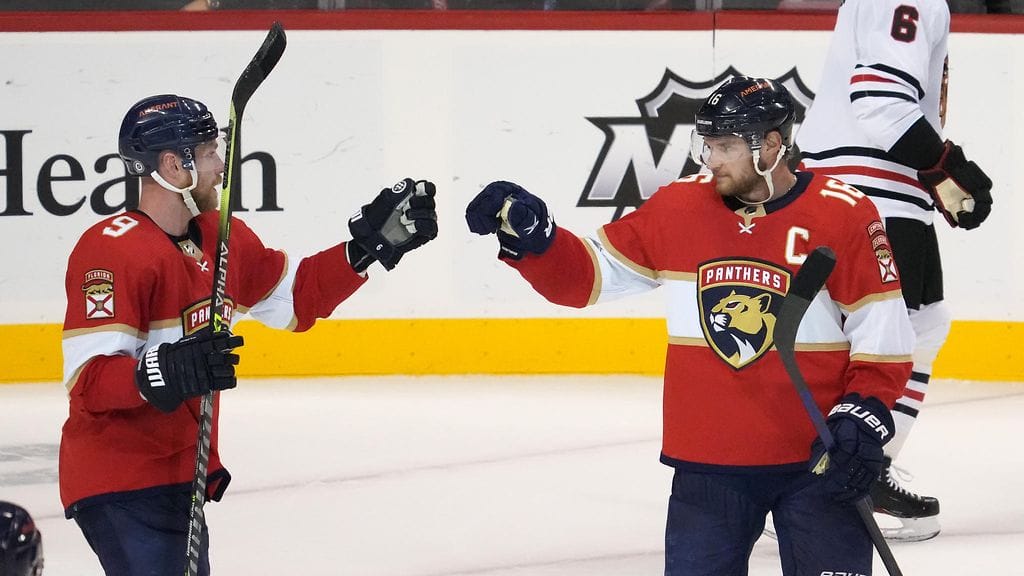 Kapteeni Aleksander Barkov juhlii maalia Sam Bennetin kanssa.