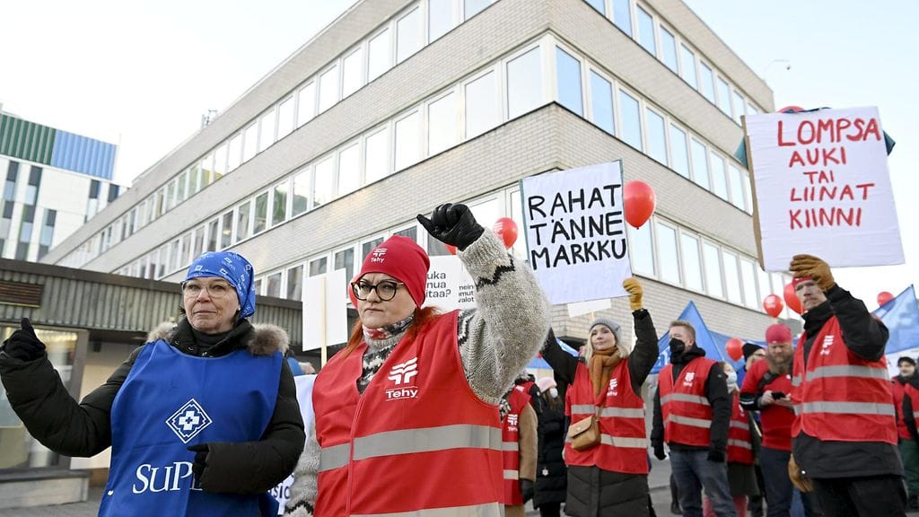 LKS 20220401 SuPerin puheenjohtaja Silja Paavola (vas.) ja Tehyn puheenjohtaja Millariikka Rytkönen johtivat joukkojaan hoitajien mielenilmauksessa Meilahden kampuksen alueella Helsingissä 1. tätä kuuta. Kuvituskuva.