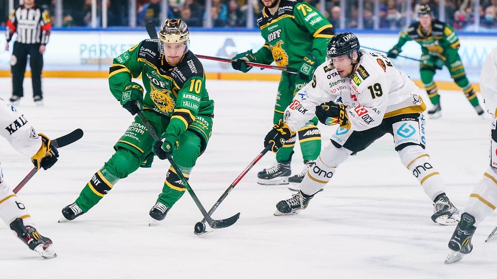 Tunnin odottelun jälkeen joukkueiden kapteenit kävivät testaamassa jäätä
