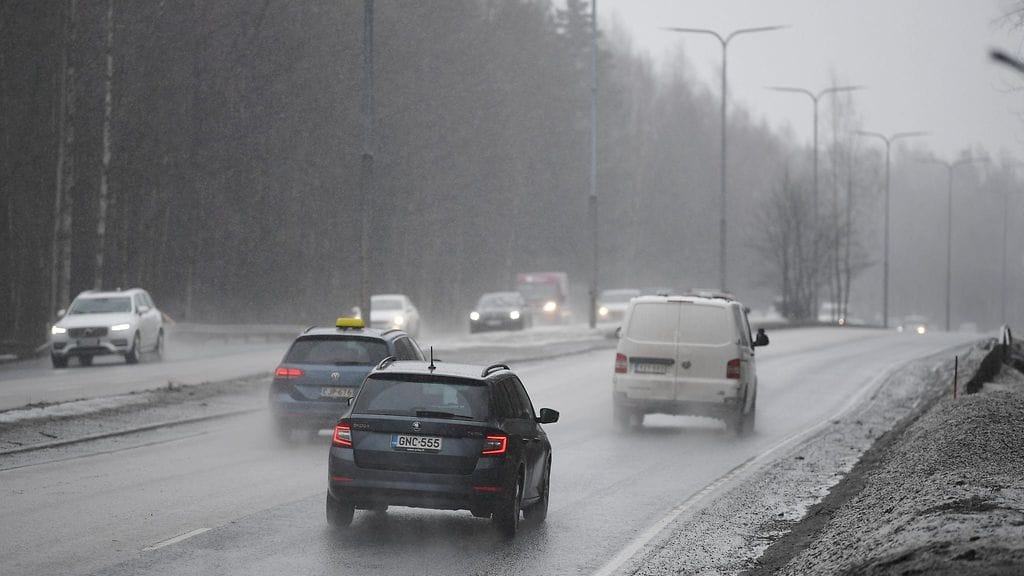 Ilmatieteen laitoksen mukaan ajokeli on huono tai erittäin huono koko maassa.