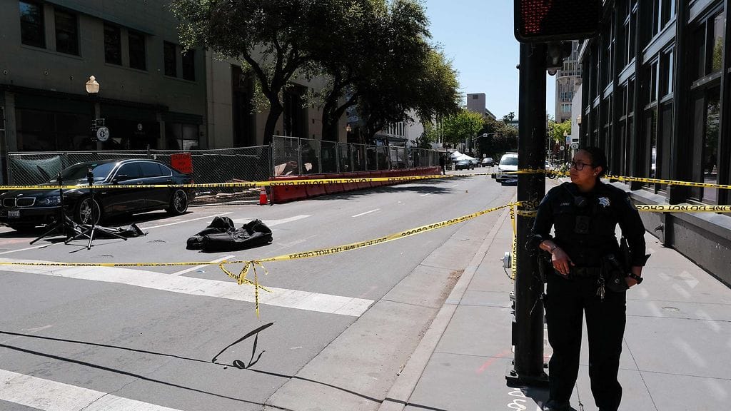 Poliisi sulki kadun ampumisen tapahtumapaikalla Sacramentossa Kaliforniassa.