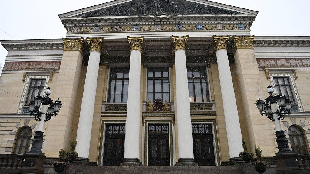 Hallituksen johtoviisikko pui kiistojaan eilen Säätytalossa.