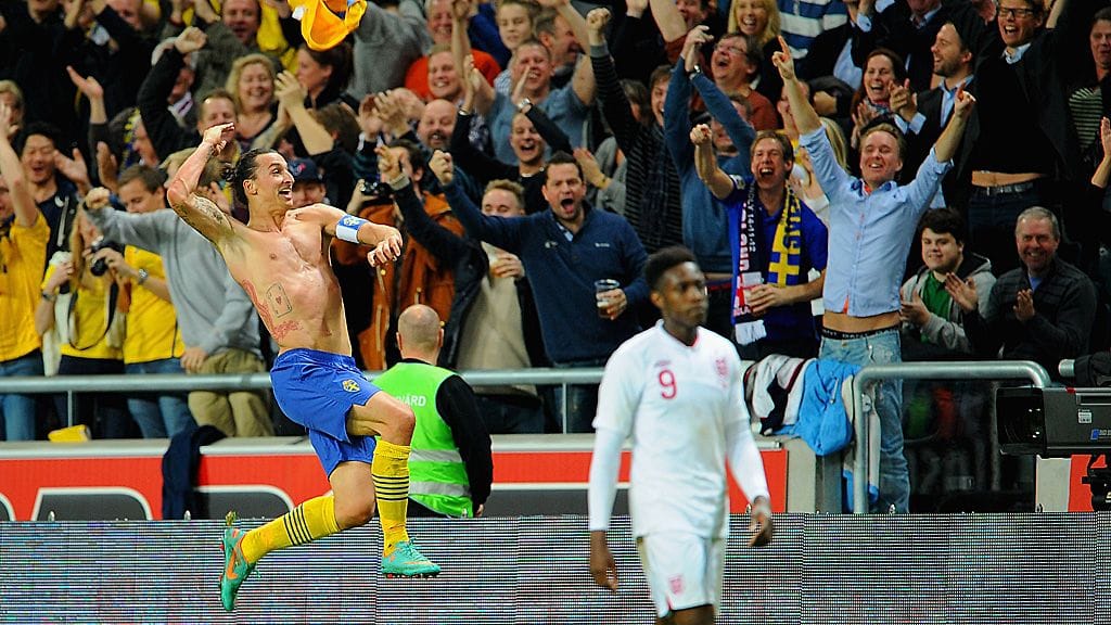 Zlatan Ibrahimovic tuulettaa uskomatonta maaliaan.