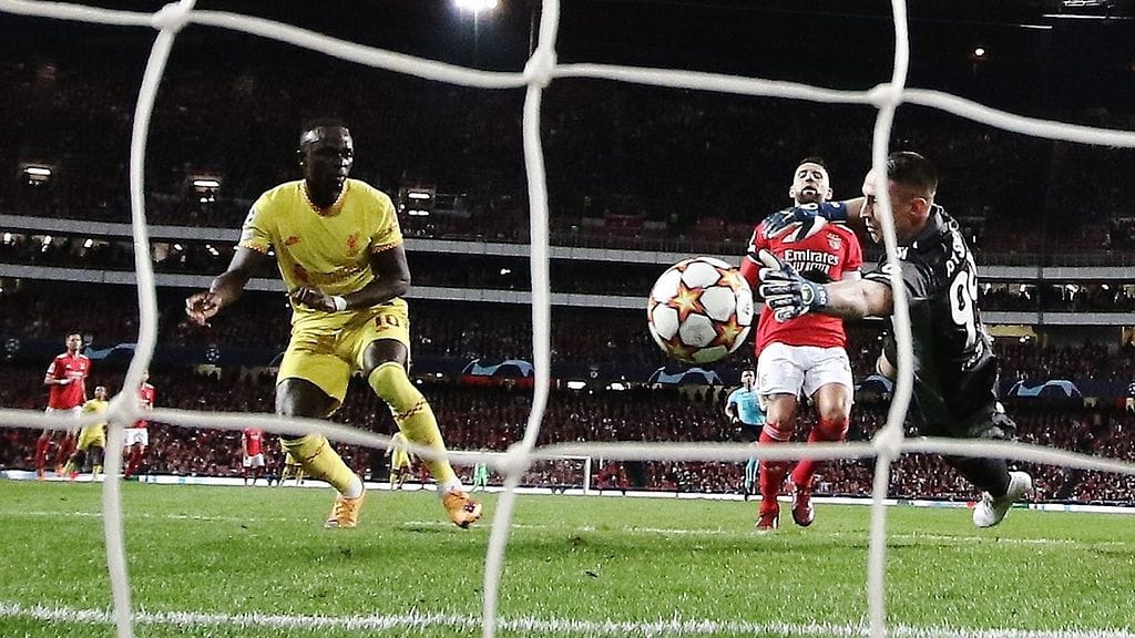Liverpoolin Sadio Mané viimeisteli komeasti sommitellun maalin Benficaa vastaan.