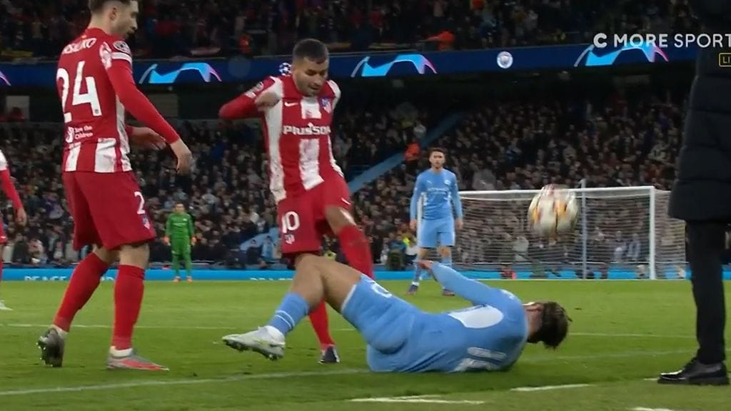 Atletico Madridin Angel Correa potkaisi pallon tahallaan maassa maannutta Manchester Cityn Jack Grealishia päin.