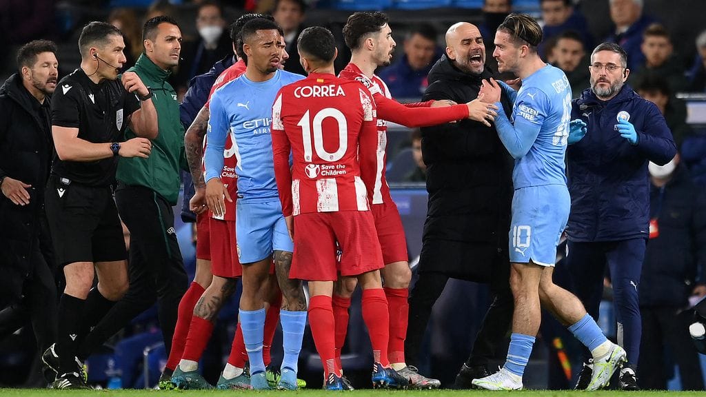 Jack Grealish (oik.) kohtasi koiruuksia ottelussa Atletico Madridia vastaan.
