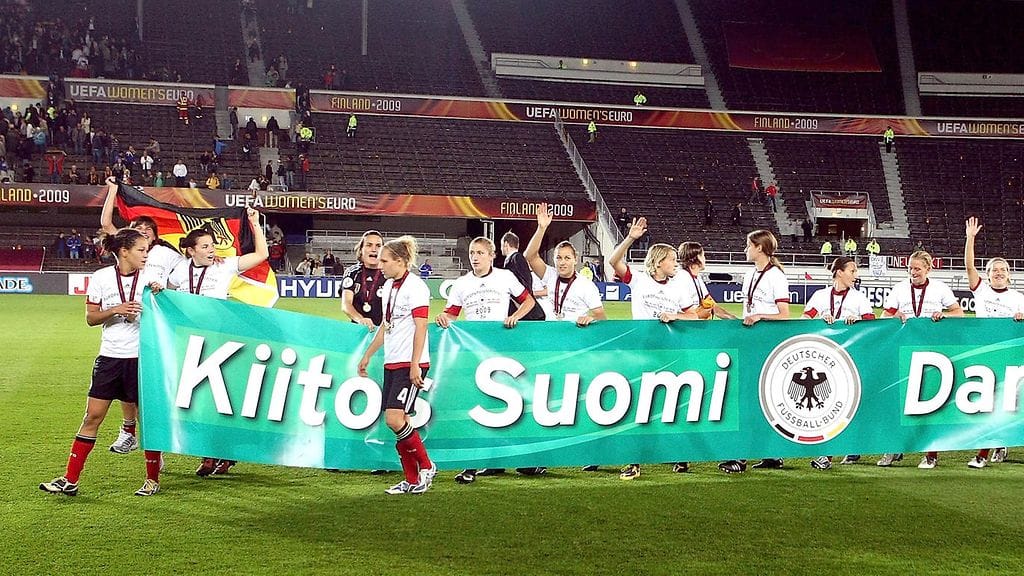 Suomi järjesti jalkapallon EM-kilpailut vuonna 2009. Kuvassa mestaruuden voittanut Saksa kiittää järjestäjämaata ja fanejaan.