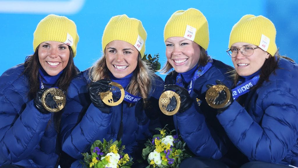 Emma Wiken (toinen oikealta) voitti viestikultaa Sotshin talviolympialaisissa.