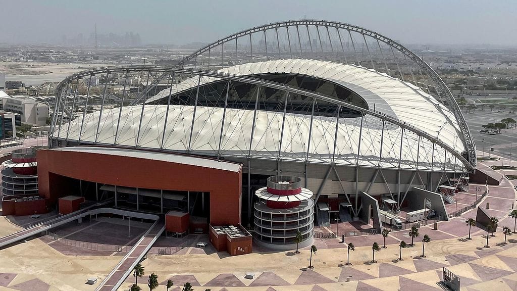 Jalkapallon miesten MM-lopputurnaus on vaatinut kuolonuhrin Qatarissa. Khalifa-stadion on kisojen näyttämöistä.