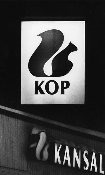 Kansallis-Osake-Pankki KOP:n mainoskyltti, jossa oravalogo. Tampere, 1980-luku. Kuvaaja Veikko Seppänen