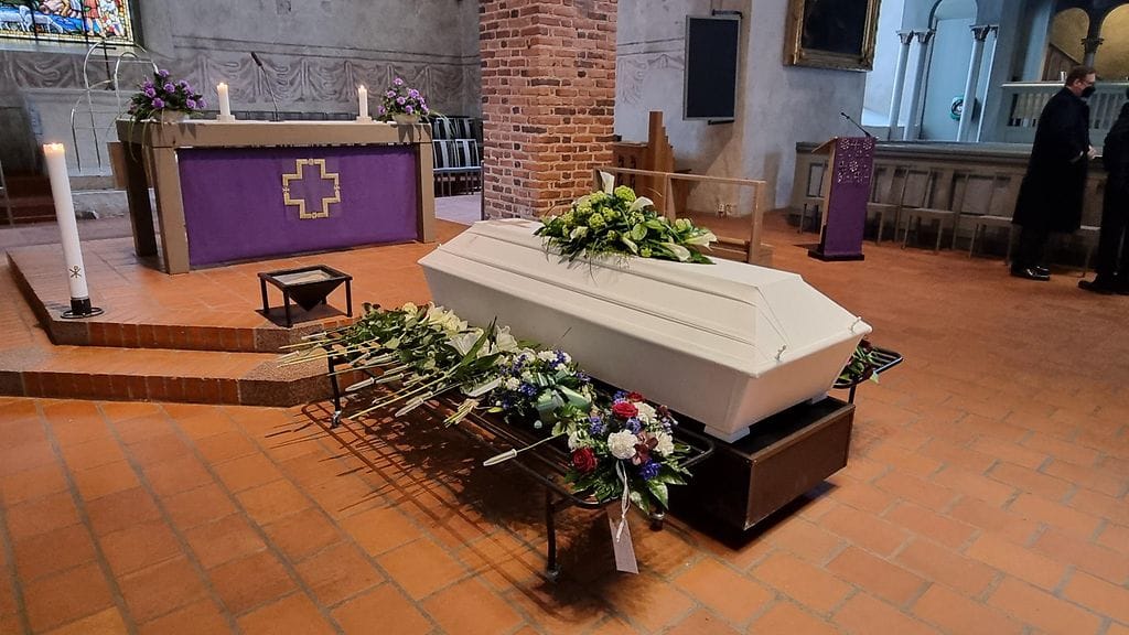 Jarkko "Jara" Sipilä siunattiin haudan lepoon Espoon tuomiokirkossa 7. huhtikuuta 2022.