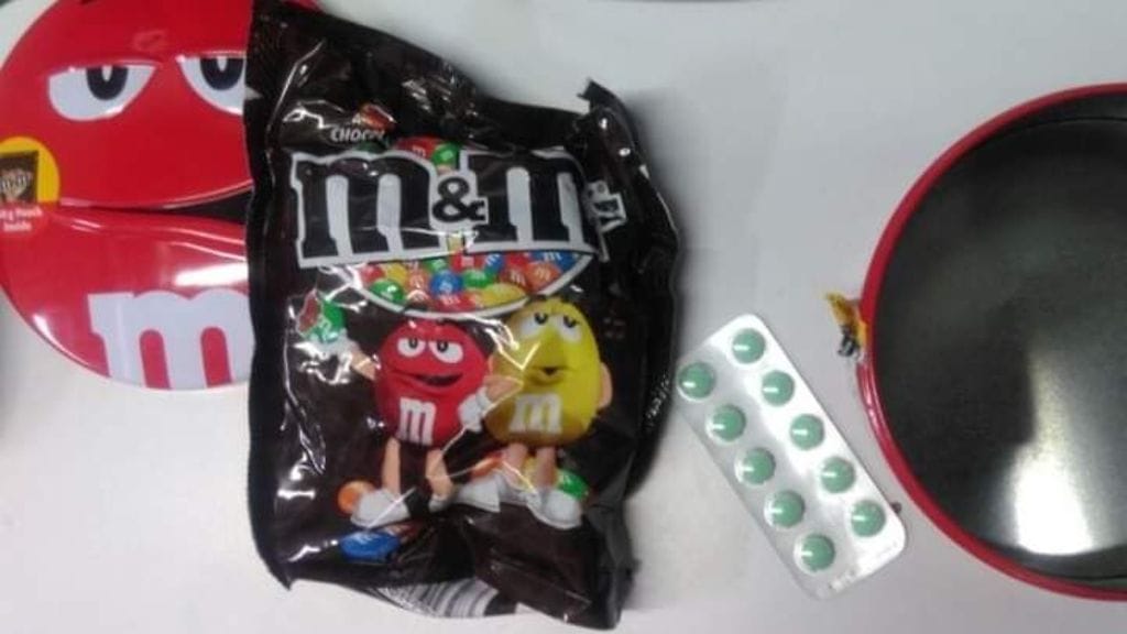 Lääkkeet ja karkit päätyivät kauppakeskuksen vartijan ja myöhemmin poliisin haltuun.