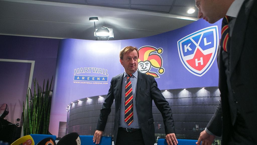 Hjallis Harkimo ilmoitti Hartwall Areenan myymisestä ja Jokerien KHL-siirrosta tiedotustilaisuudessa Roman Rotenbergin ja Gennadi Timtshenkon kanssa.