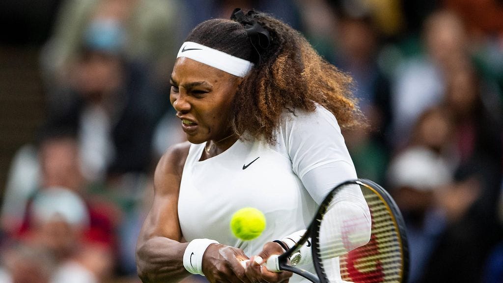Serena Williams vihjaa paluusta tenniskentille loukkaantumisen jälkeen.