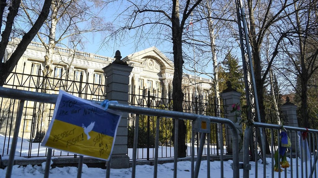 Ulkoministeriö ilmoittaa asiasta Venäjän suurlähettiläälle. Toimenpide vastaa muiden Euroopan unionin jäsenmaiden tekemiä toimia.