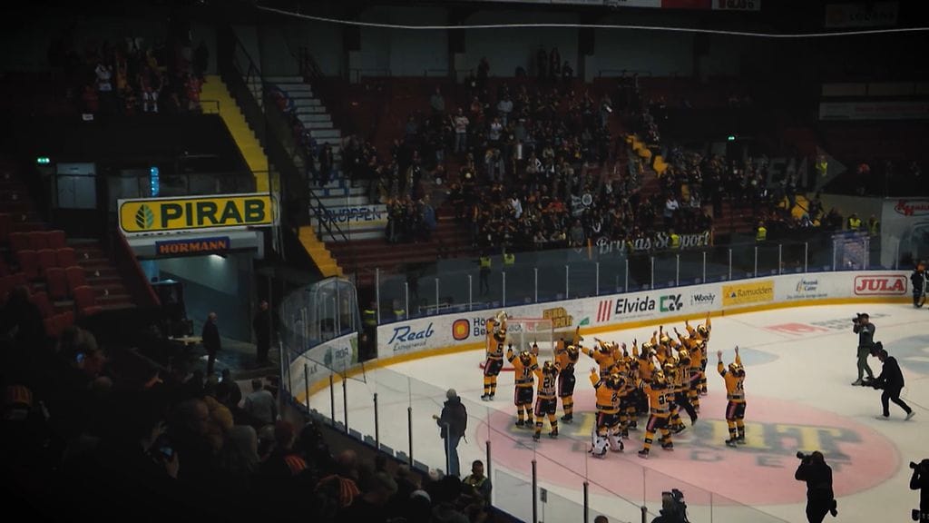 Luulaja juhli Ruotsin jääkiekon SDHL:n mestaruutta.