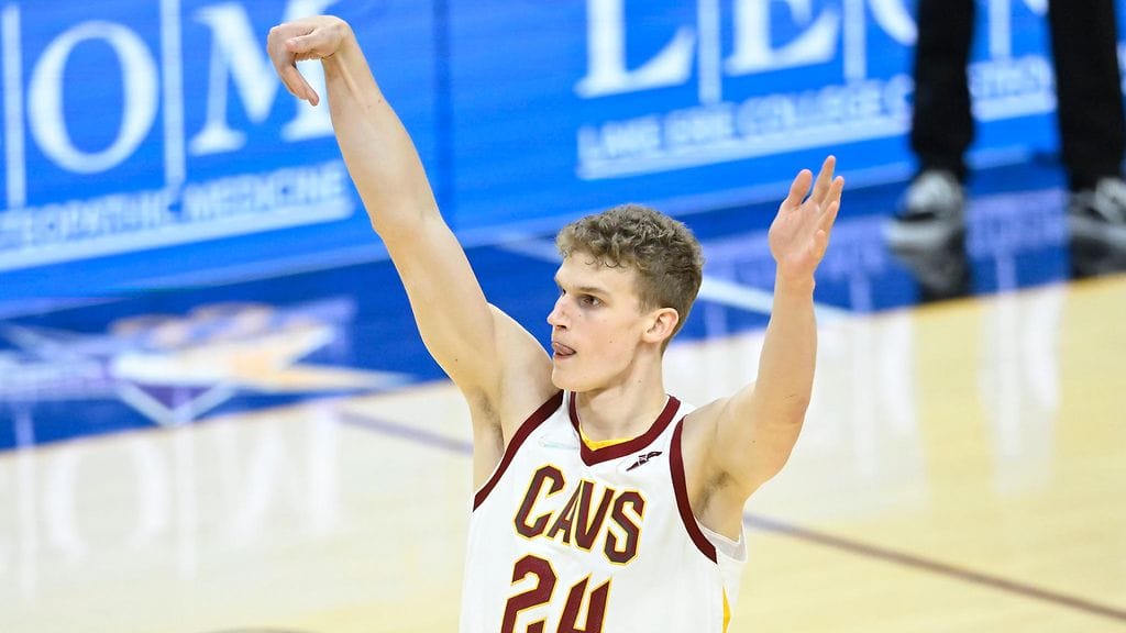 Lauri Markkanen heitti 17 pistettä yön NBA-kierroksella.