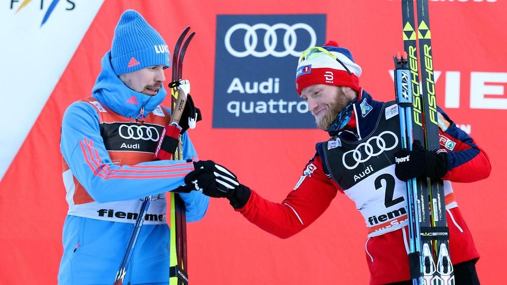 Sergei Ustjugov (vas.) päihitti Martin Johnsrud Sundbyn Tour de Skin voittotaistelussa kaudella 2016–17. Sundby toimi venäläisen mukaan Tourin loppupuolella uhkaavasti.