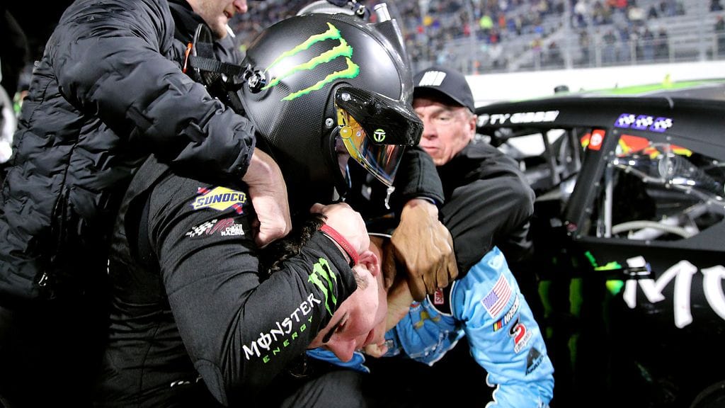 Ty Gibbs Sam Mayerin kimpussa perjantain osakilpailun jälkeen.