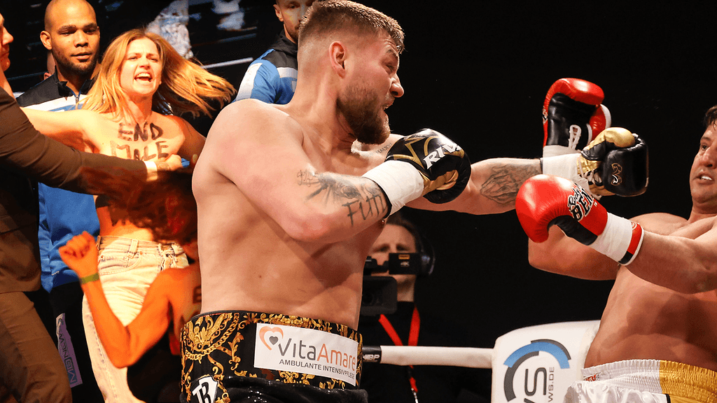 Katsojat protestoivat skandaalinyrkkeilijä Tom Schwarzin paluuta rinnat paljaina