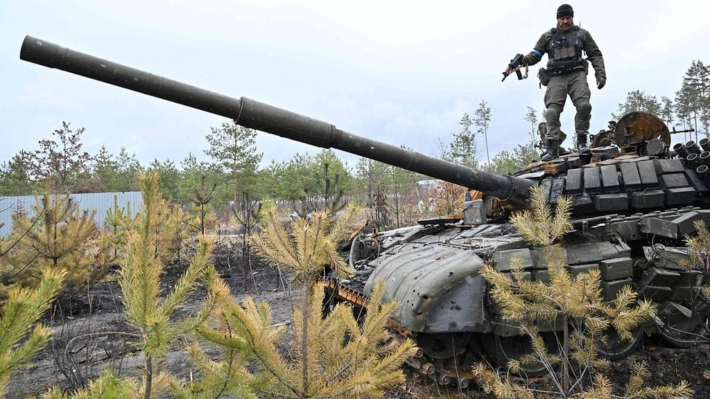 Arkistokuva: Ukrainalainen sotilas panssarivaunun päällä.