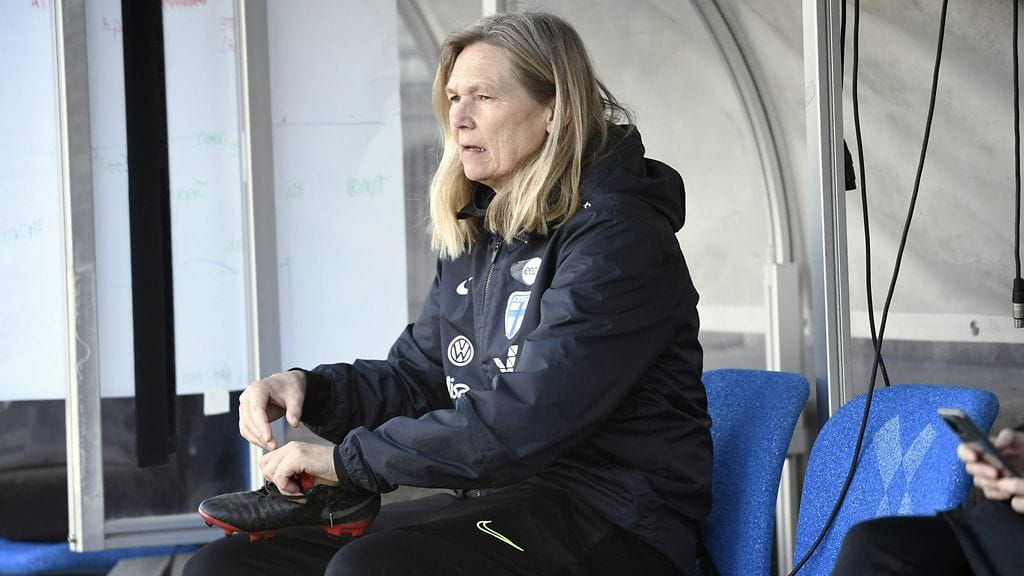 Helmarien päävalmentaja Anna Signeul kommentoi MM-karsinnoissa nähtyjä murskalukemia.