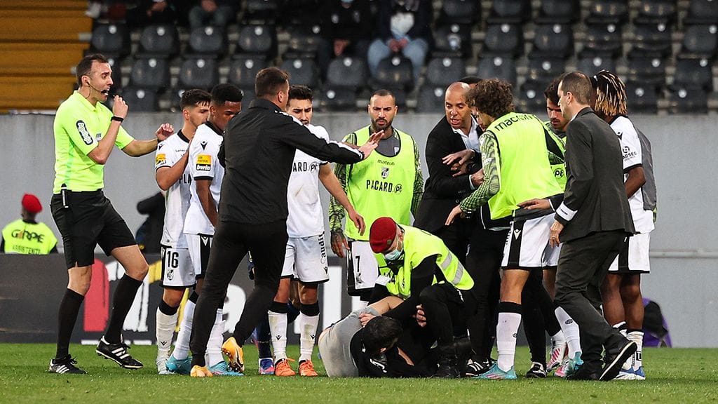 Fani ehti potkia useamman kerran pelaajia ennen kuin hänet otettiin kiinni.