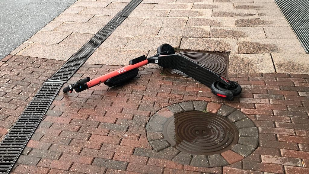 Sähköpotkulauta Helsingin Sörnäisissä heinäkuussa 2019.