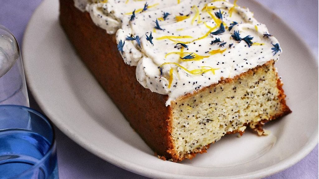 Tara Junkerin kesäkurpitsa-seljankukkakakku sopii kevään juhliin.