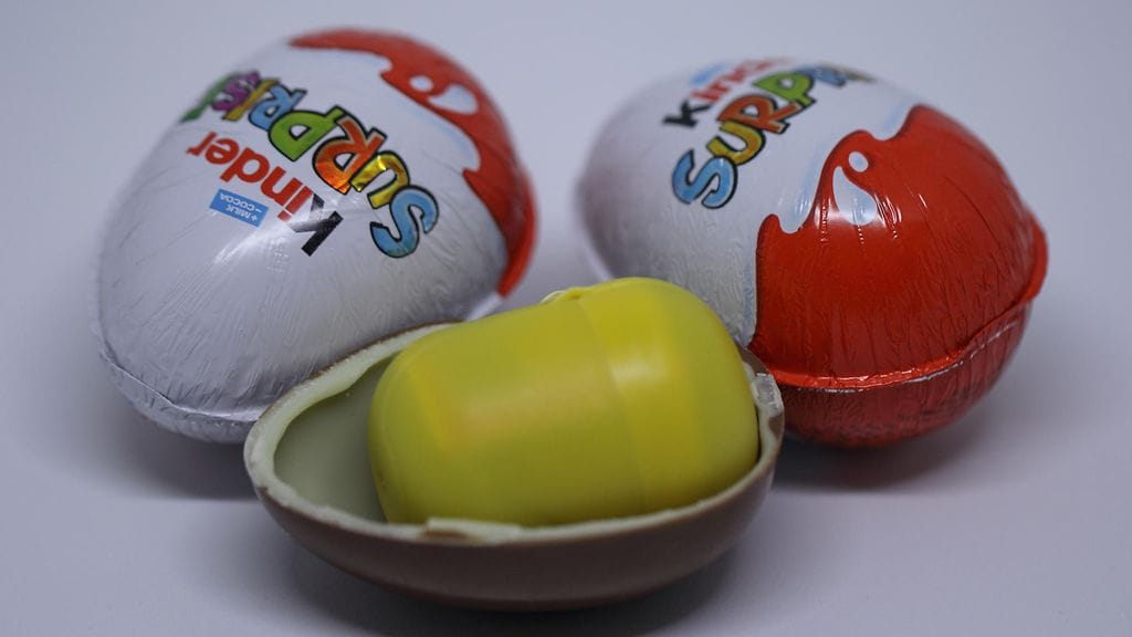 Ruokavirastosta muistutetaan, että Suomessa on myynnissä myös Puolan tehtaalla valmistettuja Kinder-munia, jotka eivät kuulu takaisinvedon piiriin.