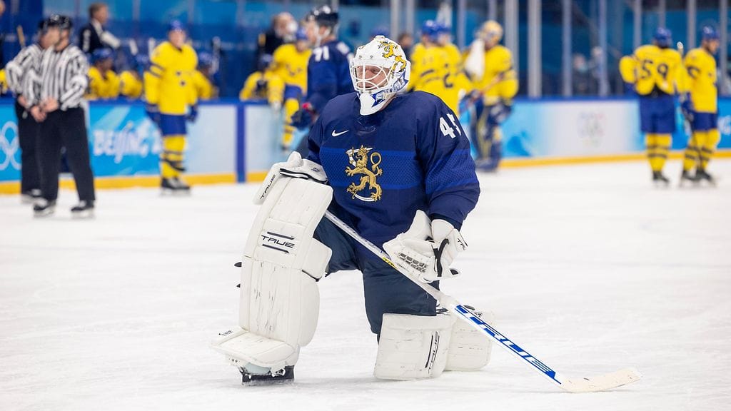 Jussi Olkinuora aloittaa Leijonien maalilla Tanskaa vastaan.