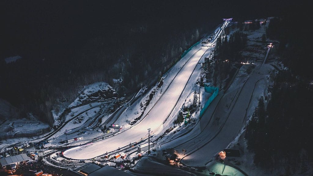 Historian ensimmäinen naisten lentomäkikisa hypättäneen Vikersundissa, Norjassa.