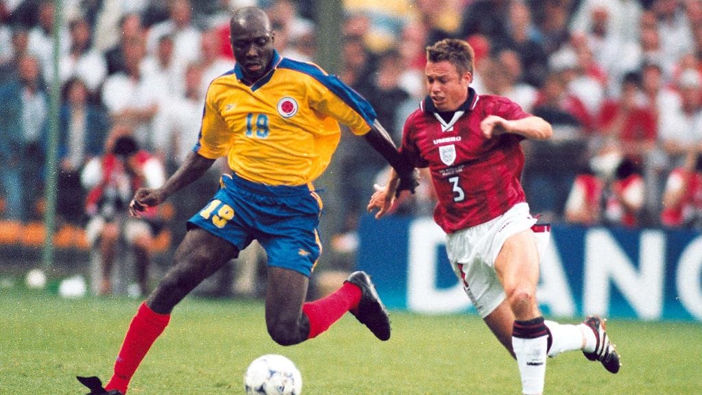 Freddy Rincon kamppailemassa pallosta Englannin Graeme Le Sauxin kanssa jalkapallon MM-kisoissa 1998.